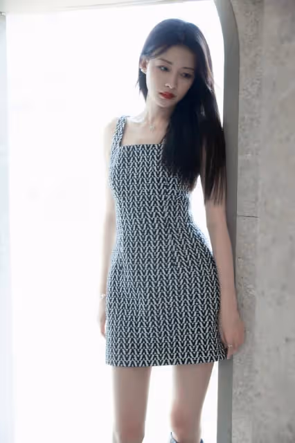 孫怡這身材讓人自卑，穿小短裙又瘦又有曲線，雙腿又細又長又直