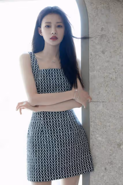 孫怡這身材讓人自卑，穿小短裙又瘦又有曲線，雙腿又細又長又直