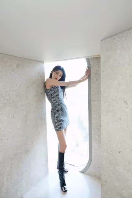 孫怡這身材讓人自卑，穿小短裙又瘦又有曲線，雙腿又細又長又直
