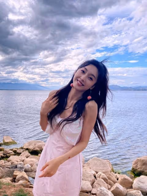 宣璐的打扮真不像30歲，一襲弔帶裙穿出「骨感美」，甜美似鄰家女