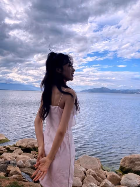 宣璐的打扮真不像30歲，一襲弔帶裙穿出「骨感美」，甜美似鄰家女