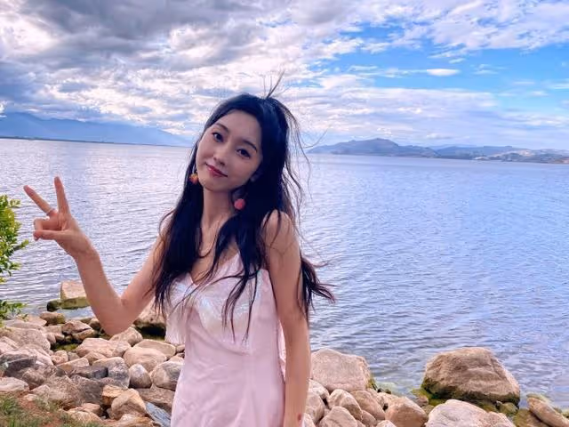 宣璐的打扮真不像30歲，一襲弔帶裙穿出「骨感美」，甜美似鄰家女