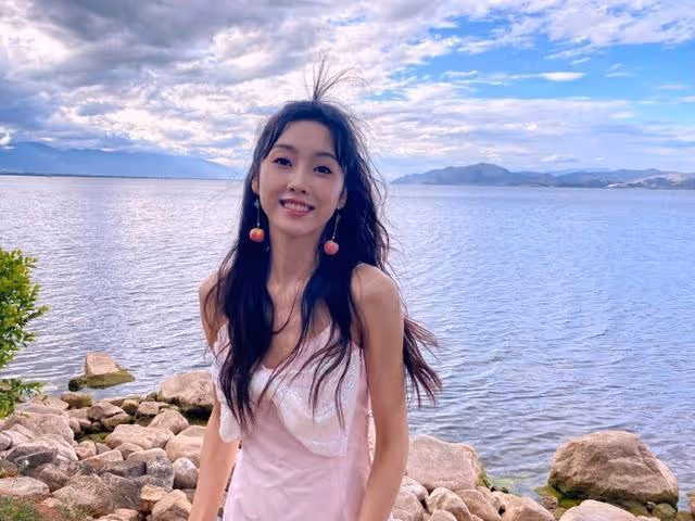 宣璐的打扮真不像30歲，一襲弔帶裙穿出「骨感美」，甜美似鄰家女