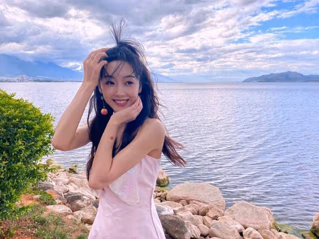 宣璐的打扮真不像30歲，一襲弔帶裙穿出「骨感美」，甜美似鄰家女