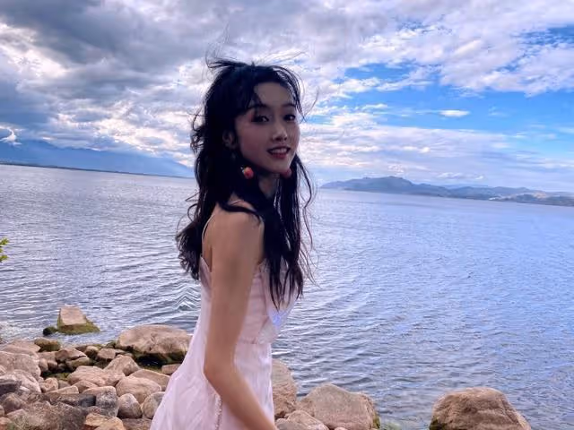 宣璐的打扮真不像30歲，一襲弔帶裙穿出「骨感美」，甜美似鄰家女