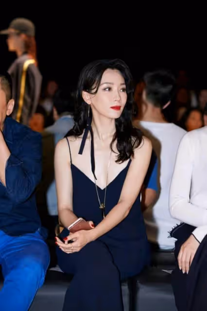 陳數越老越自信，穿「弔帶+闊腿褲」場邊看秀，身材豐腴氣質高級