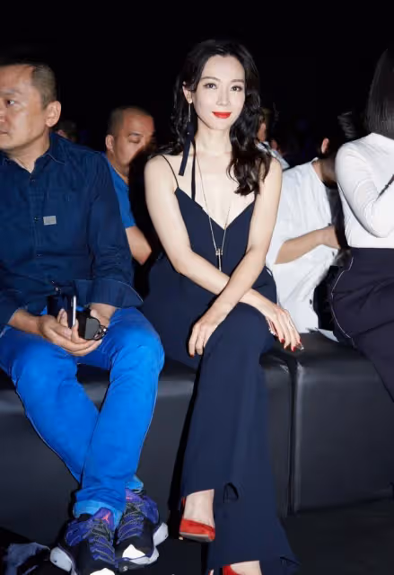 陳數越老越自信，穿「弔帶+闊腿褲」場邊看秀，身材豐腴氣質高級
