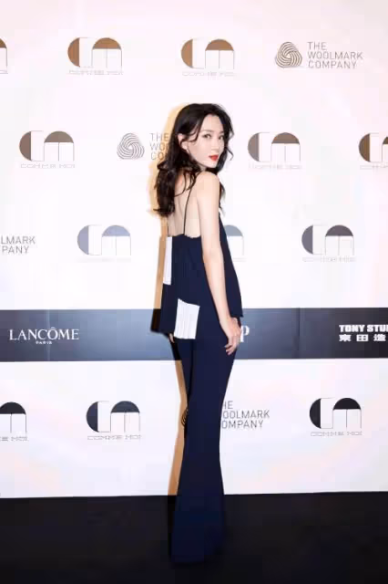 陳數越老越自信，穿「弔帶+闊腿褲」場邊看秀，身材豐腴氣質高級