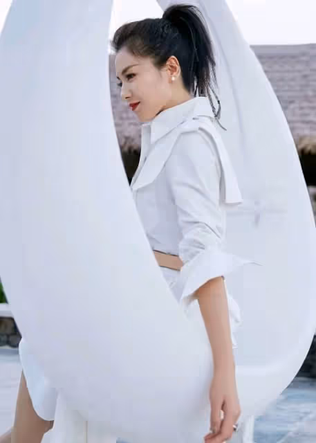 中年女人多學學劉濤，一襲襯衫裙穿得知性又減齡，不裝嫩氣質高級