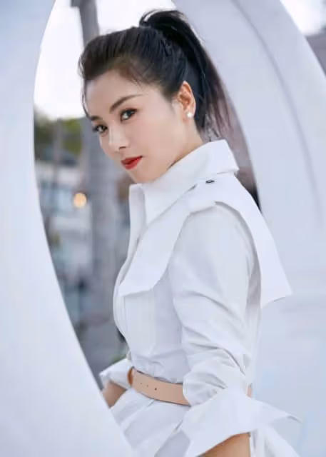 中年女人多學學劉濤，一襲襯衫裙穿得知性又減齡，不裝嫩氣質高級