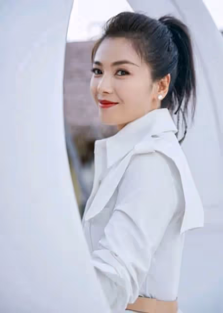 中年女人多學學劉濤，一襲襯衫裙穿得知性又減齡，不裝嫩氣質高級