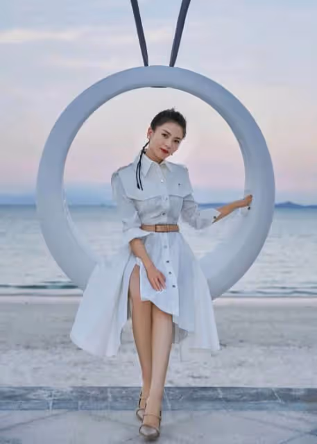 中年女人多學學劉濤，一襲襯衫裙穿得知性又減齡，不裝嫩氣質高級