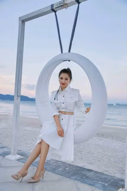 中年女人多學學劉濤，一襲襯衫裙穿得知性又減齡，不裝嫩氣質高級