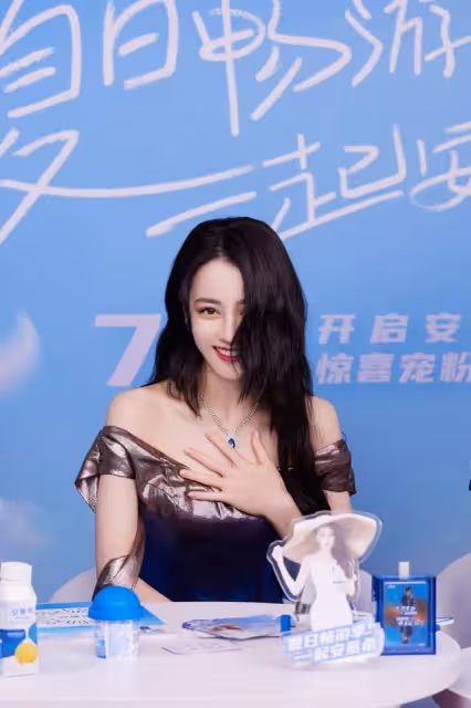 熱巴再現「捂胸手」，穿一字領長裙還開高叉，這身材太讓人酸