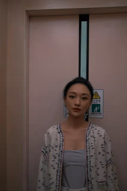 周迅真是瘦過頭了，短款疊穿legging腿細得像筷子，真看不出46歲