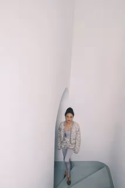周迅真是瘦過頭了，短款疊穿legging腿細得像筷子，真看不出46歲