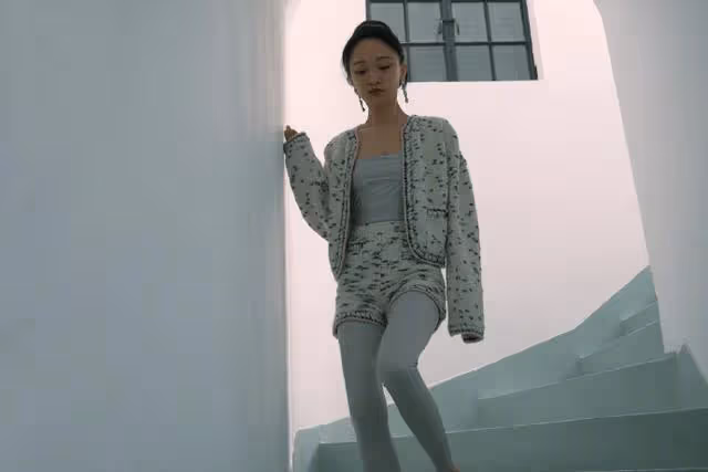 周迅真是瘦過頭了，短款疊穿legging腿細得像筷子，真看不出46歲