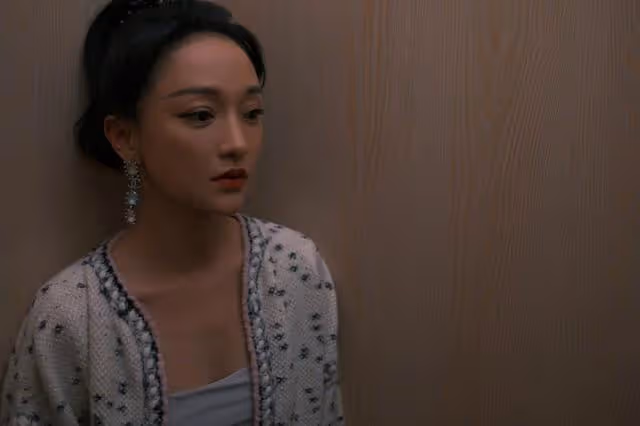 周迅真是瘦過頭了，短款疊穿legging腿細得像筷子，真看不出46歲