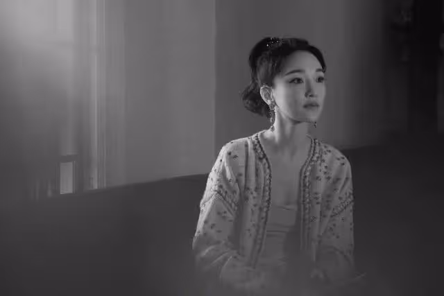 周迅真是瘦過頭了，短款疊穿legging腿細得像筷子，真看不出46歲
