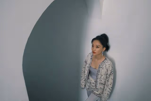 周迅真是瘦過頭了，短款疊穿legging腿細得像筷子，真看不出46歲