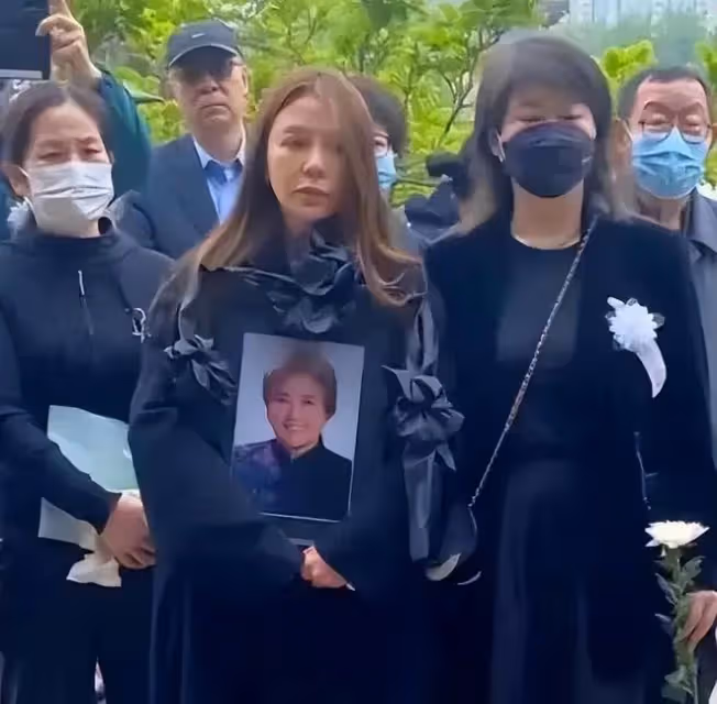 朱迅近期現身嘴歪眼斜,網友:這是整容失敗了?