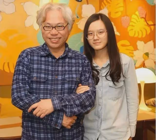 林靖恩墮落到偷吃外賣,狼吞虎咽還邊吃邊笑,警方到場後將其帶走