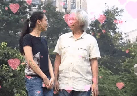 林靖恩墮落到偷吃外賣,狼吞虎咽還邊吃邊笑,警方到場後將其帶走