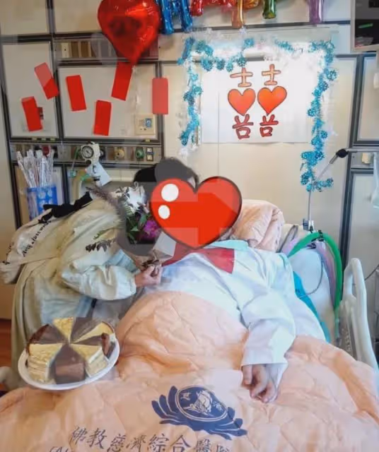 林靖恩墮落到偷吃外賣,狼吞虎咽還邊吃邊笑,警方到場後將其帶走
