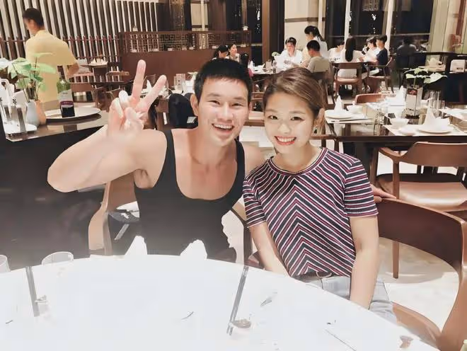 31歲的嘎子和28歲的英子重逢，一個女大十八變，一個成了"笑話"