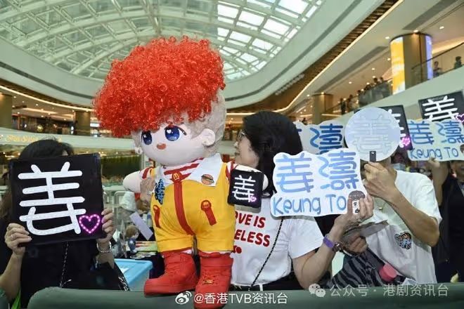 陳凱琳返港即趕回家探望兒子!黎諾懿暑假帶兒子滑雪乘機休息