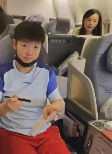 太離譜!曝國乒隊去巴黎:孫穎莎、馬龍坐頭等艙,陪練隊友經濟艙