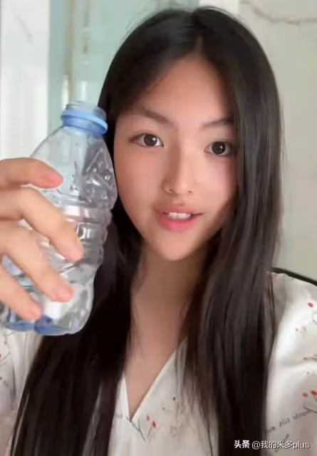 王詩齡喝水自拍,尖下巴瘦長臉像爹又像媽,衣帽間東西多到堆不下