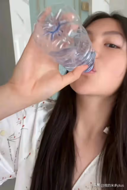 王詩齡喝水自拍,尖下巴瘦長臉像爹又像媽,衣帽間東西多到堆不下