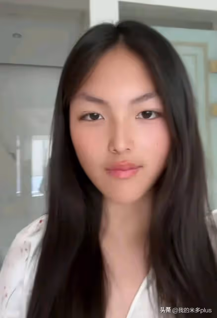 王詩齡喝水自拍,尖下巴瘦長臉像爹又像媽,衣帽間東西多到堆不下