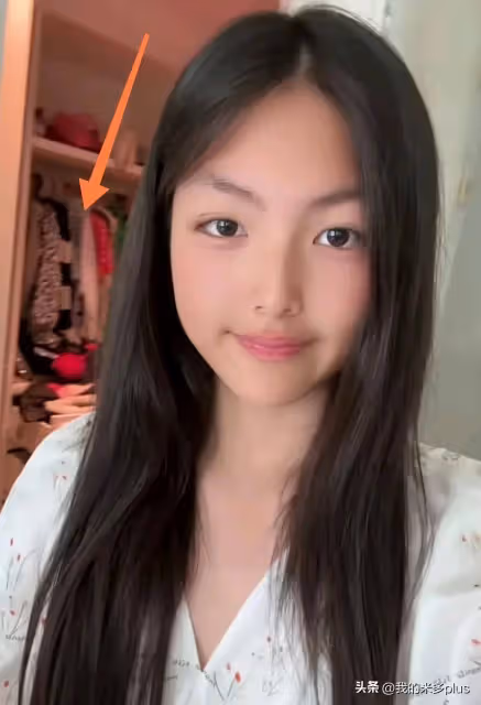 王詩齡喝水自拍,尖下巴瘦長臉像爹又像媽,衣帽間東西多到堆不下