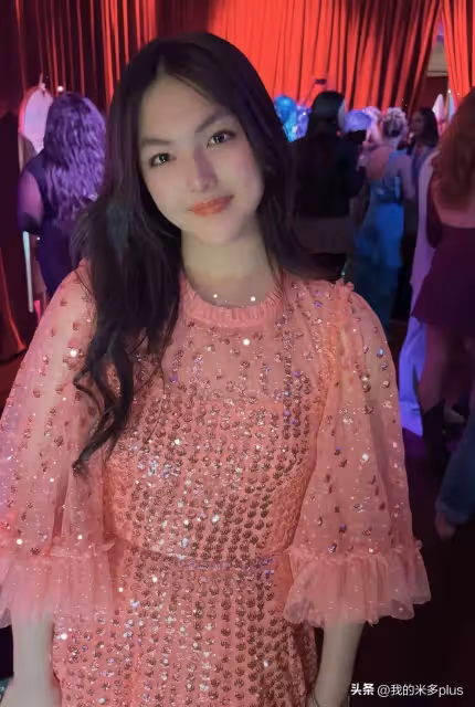 王詩齡喝水自拍,尖下巴瘦長臉像爹又像媽,衣帽間東西多到堆不下