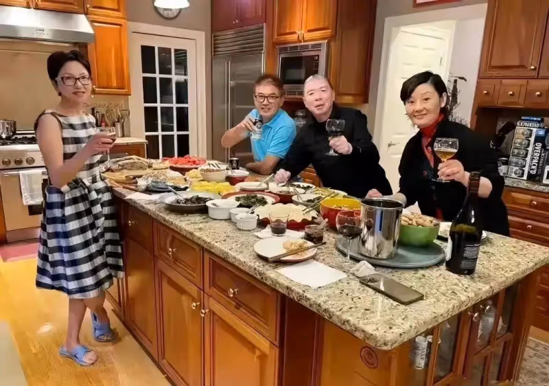 馮小剛夫婦約好友豪宅小聚!徐帆素顏黑衣如小老太,比老公還顯老