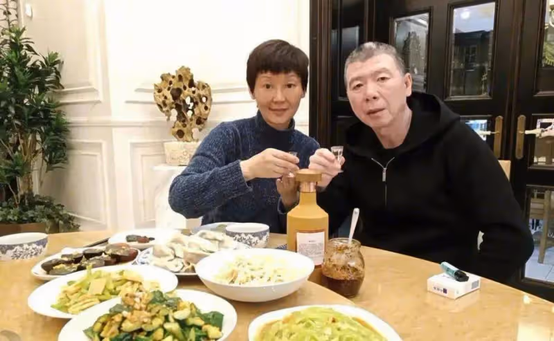 馮小剛夫婦約好友豪宅小聚!徐帆素顏黑衣如小老太,比老公還顯老