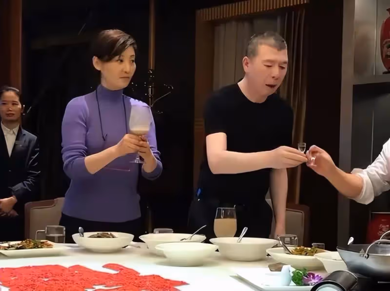 馮小剛夫婦約好友豪宅小聚!徐帆素顏黑衣如小老太,比老公還顯老