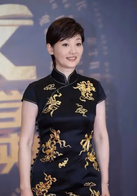 馮小剛夫婦約好友豪宅小聚!徐帆素顏黑衣如小老太,比老公還顯老