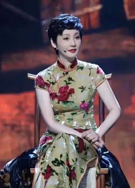 馮小剛夫婦約好友豪宅小聚!徐帆素顏黑衣如小老太,比老公還顯老