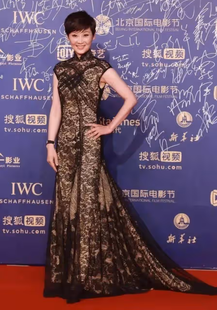 馮小剛夫婦約好友豪宅小聚!徐帆素顏黑衣如小老太,比老公還顯老