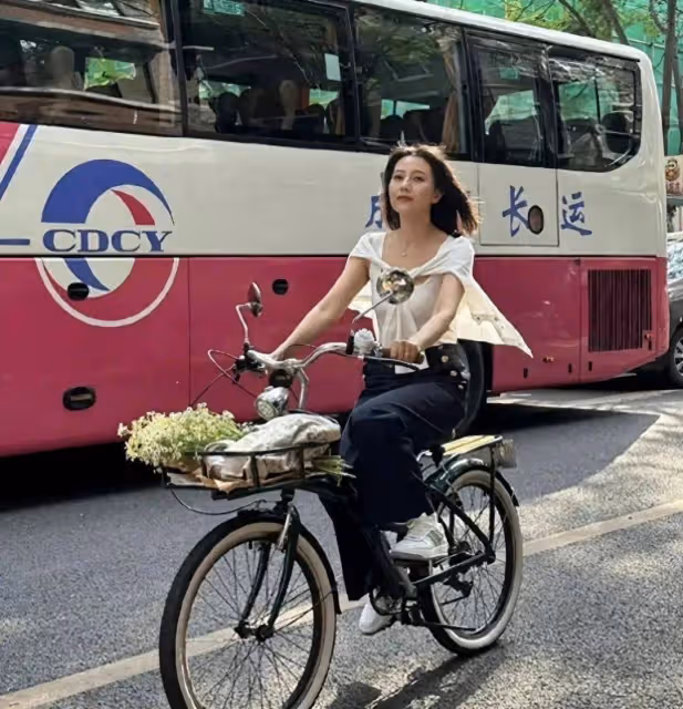 45歲高圓圓在成都騎自行車,一身黑白穿搭和25歲沒變化,真抗衰!