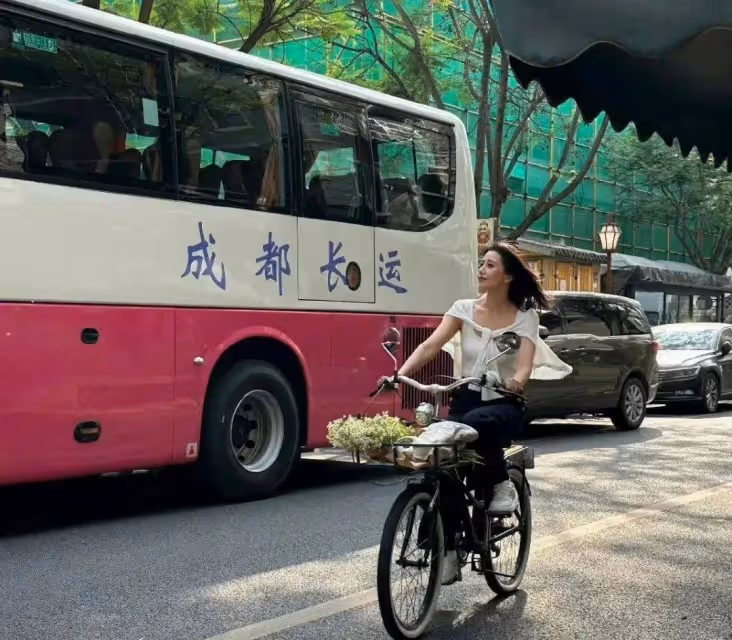 45歲高圓圓在成都騎自行車,一身黑白穿搭和25歲沒變化,真抗衰!
