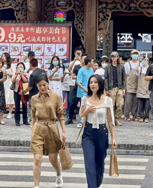 45歲高圓圓在成都騎自行車,一身黑白穿搭和25歲沒變化,真抗衰!