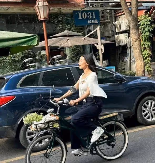 45歲高圓圓在成都騎自行車,一身黑白穿搭和25歲沒變化,真抗衰!