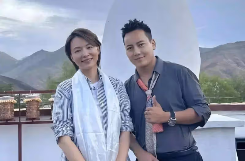 董卿復出形象大變,素顏超短髮+牛仔褲太粗糙!我卻覺得她更美了