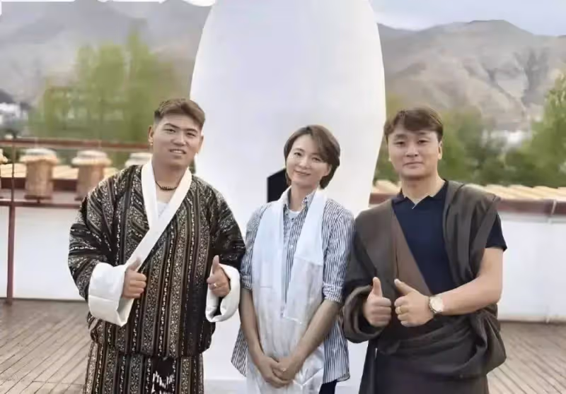 董卿復出形象大變,素顏超短髮+牛仔褲太粗糙!我卻覺得她更美了