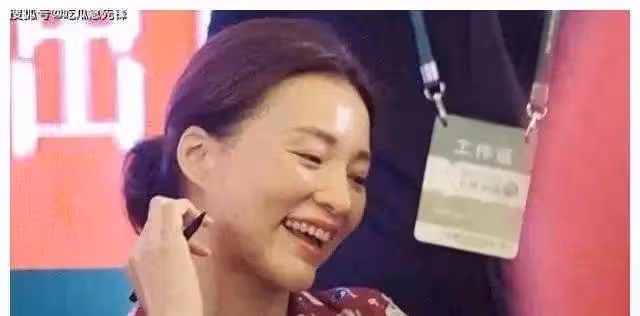 董卿復出形象大變,素顏超短髮+牛仔褲太粗糙!我卻覺得她更美了