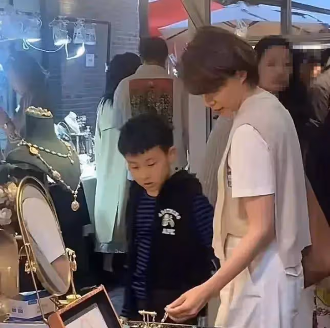 董卿復出形象大變,素顏超短髮+牛仔褲太粗糙!我卻覺得她更美了